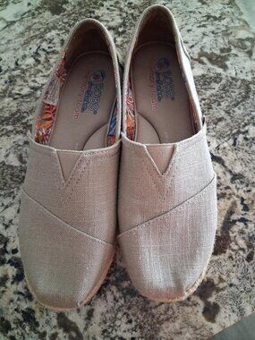 Bob's From Skechers Size 8B canvas espadrilles in Beige/Tan with hemp heels